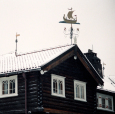 Værhanen på taket er formet som et vikingskip. Foto: Jon Eeg, Scanpix